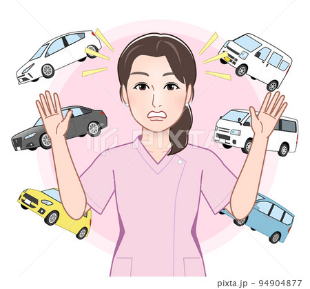 車と看護師の女性 94904877