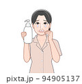 シャンプーを持った主婦 94905137
