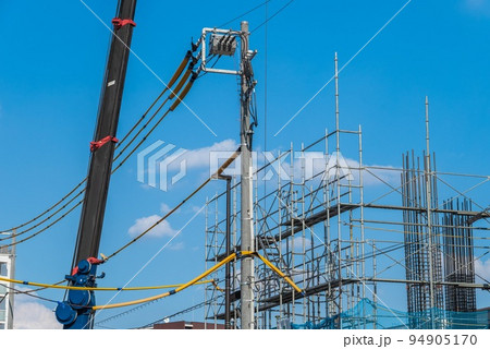建設現場のクレーンと電線防護管 建設現場のクレーンと電線防護管 94905170