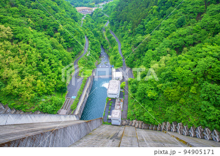 秩父さくら湖 浦山ダム ダム下の眺め 新緑の風景 秩父さくら湖 浦山ダム ダム下の眺め 新緑の風景 94905171