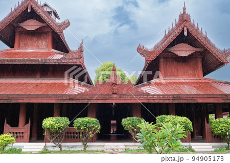 ミャンマーのマンダレーにある最後の王朝の王宮 94905173