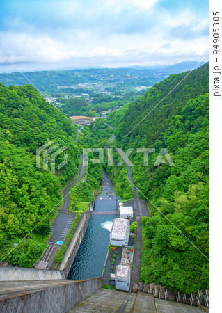 秩父さくら湖 浦山ダム 天端から秩父盆地方面の眺め 早朝新緑の風景 秩父さくら湖 浦山ダム 天端から秩父盆地方面の眺め 早朝新緑の風景 94905305