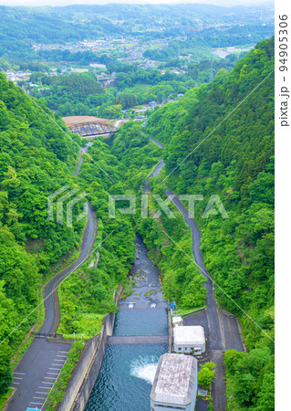 秩父さくら湖 浦山ダム 天端から秩父盆地方面の眺め 早朝新緑の風景 秩父さくら湖 浦山ダム 天端から秩父盆地方面の眺め 早朝新緑の風景 94905306
