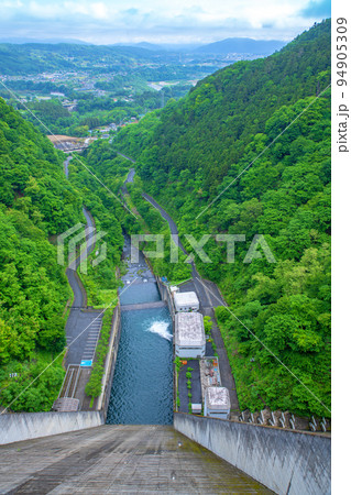秩父さくら湖　浦山ダム　天端から秩父盆地方面の眺め　早朝新緑の風景 94905309