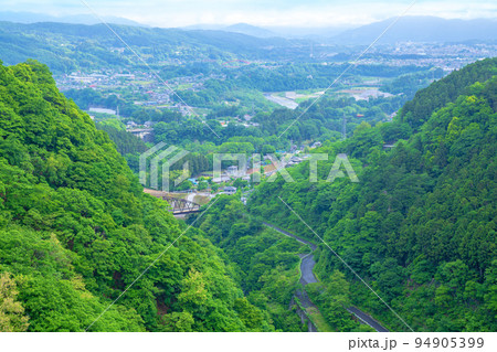 秩父さくら湖　浦山ダム　天端から秩父盆地方面の眺め　早朝新緑の風景 94905399