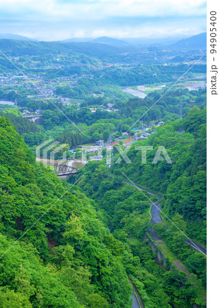 秩父さくら湖　浦山ダム　天端から秩父盆地方面の眺め　早朝新緑の風景 94905400