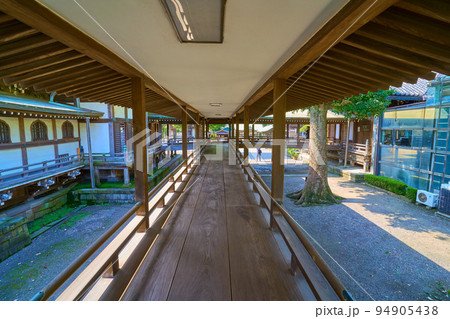 東京都葛飾区柴又7丁目の帝釈天(題経寺)の大回廊から二天門方面(入口)を見る 94905438
