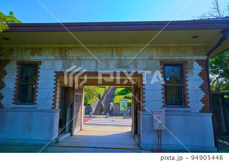 東京都葛飾区柴又の山本亭の長屋門から柴又公園方面を見る 94905446