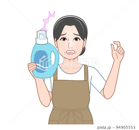 洗濯洗剤のボトルを持った若い主婦 洗濯洗剤のボトルを持った若い主婦 94905553