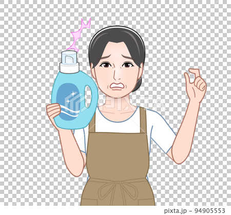 洗濯洗剤のボトルを持った若い主婦 洗濯洗剤のボトルを持った若い主婦 94905553