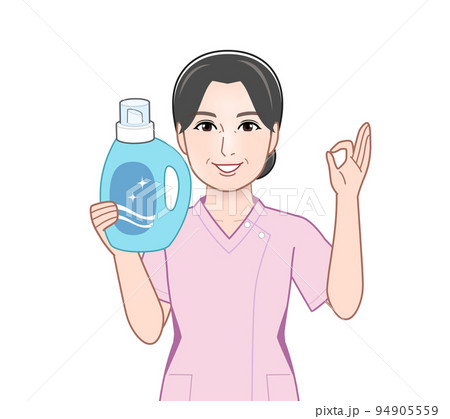 洗濯洗剤のボトルを持った若い主婦 洗濯洗剤のボトルを持った若い主婦 94905559