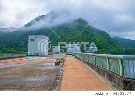 秩父さくら湖 浦山ダム 天端付近の眺め 早朝新緑の風景 秩父さくら湖 浦山ダム 天端付近の眺め 早朝新緑の風景 94905574