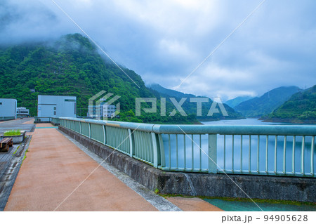 秩父さくら湖 浦山ダム 天端付近の眺め 早朝新緑の風景 秩父さくら湖 浦山ダム 天端付近の眺め 早朝新緑の風景 94905628
