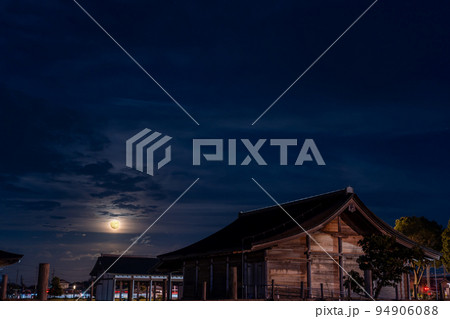 三重県明和町　復元されたさいくう平安の杜の向こうに上がってくる中秋の名月 94906088