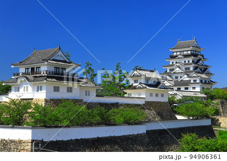 【広島県】リニューアルした福山城天守閣と月見櫓 【広島県】リニューアルした福山城天守閣と月見櫓 94906361