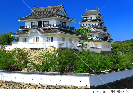 【広島県】リニューアルした福山城天守閣と月見櫓 【広島県】リニューアルした福山城天守閣と月見櫓 94906370