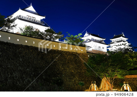 【広島県】リニューアルした福山城天守閣と月見櫓の夜景 94906428