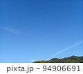 青空と飛行機雲と山 94906691