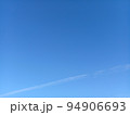 青空と飛行機雲 94906693