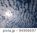 雲のかかった太陽、青空の不思議な風景 94906697