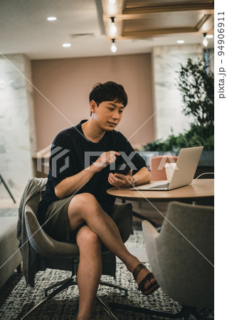 コワーキングスペースの利用者 94906911