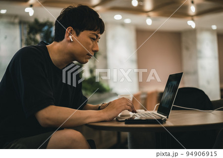 コワーキングスペースの利用者 コワーキングスペースの利用者 94906915