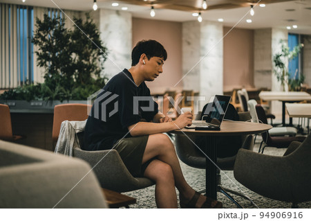 コワーキングスペースの利用者 94906916