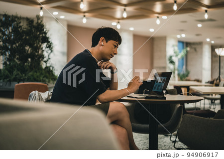 コワーキングスペースの利用者 94906917