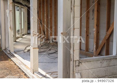 店舗の解体 内装材と窓枠の撤去 店舗の解体 内装材と窓枠の撤去 94907326