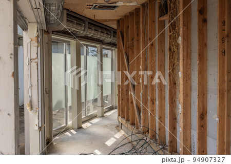 店舗の解体　内装材の取り壊し 94907327
