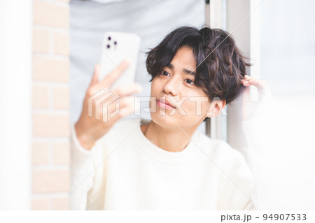 若い男性　ヘアスタイル　ビューティーイメージ 94907533
