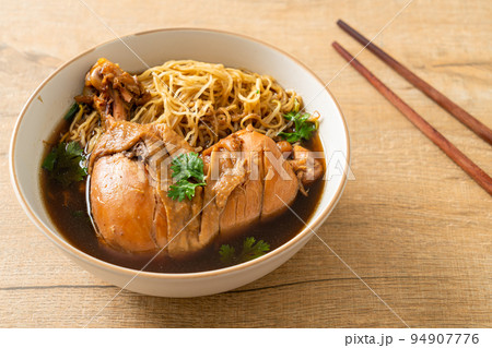 Noodles with Braised Chicken in Brown Soup 94907776