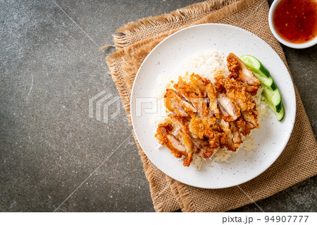 Hainanese chicken rice with fried chicken 94907777