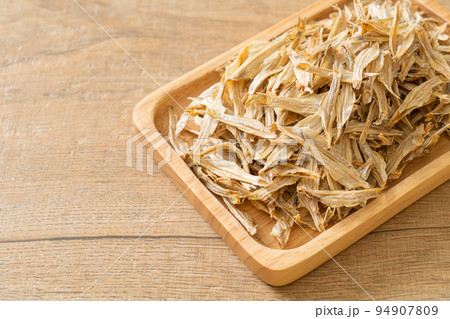dried small crispy fish 94907809