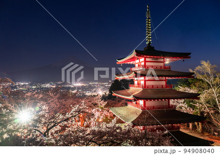 《山梨県》富士山と桜と五重の塔・春の新倉山浅間公園 94908040