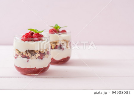fresh raspberry and yogurt with granola 94908082