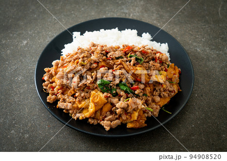 stir-fried minced pork with basil and egg topped on rice 94908520
