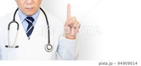 指を立てる男性医師 指を立てる男性医師 94909014