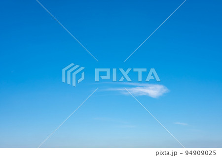 青空に浮かび流れる小さい雲の背景素材　a-2 94909025
