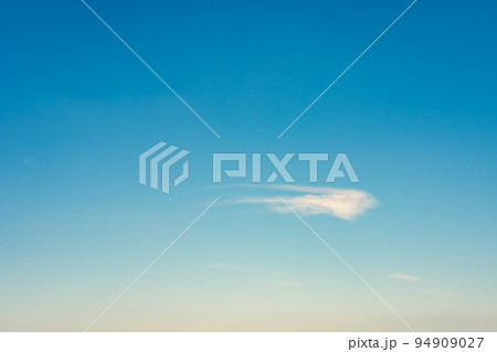 青空に浮かび流れる小さい雲の背景素材　b-2 くすみ 94909027