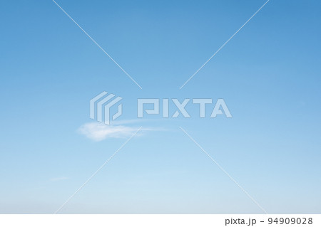 青空に浮かび流れる小さい雲の背景素材 c-1 淡色 青空に浮かび流れる小さい雲の背景素材 c-1 淡色 94909028
