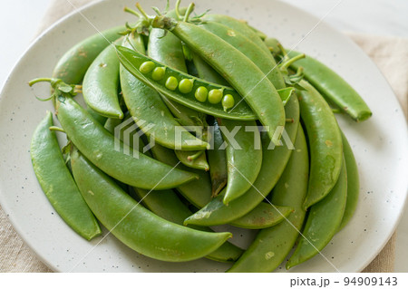 fresh sweet green peas on plate 94909143
