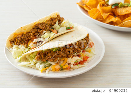 Mexican tacos with minced chicken Mexican tacos with minced chicken 94909232