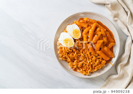 Rabokki (Ramen or Korean instant noodle and Tteokbokki) in spicy korean sauce 94909238