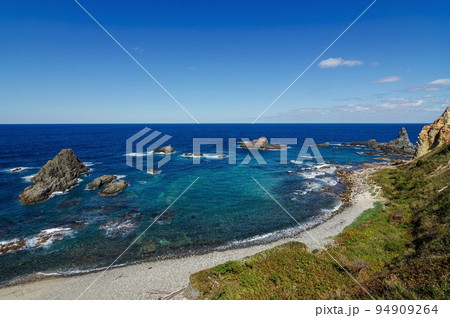 澄んだ秋晴れの島武意海岸の景色 ( 北海道 積丹町 ) 94909264