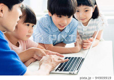 プログラミング学習をする小学生 プログラミング学習をする小学生 94909919