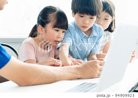 プログラミング学習をする小学生 94909923