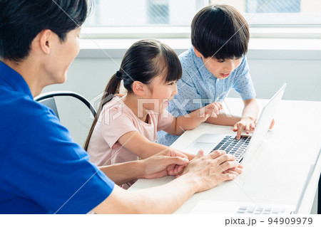 プログラミング学習をする小学生 プログラミング学習をする小学生 94909979