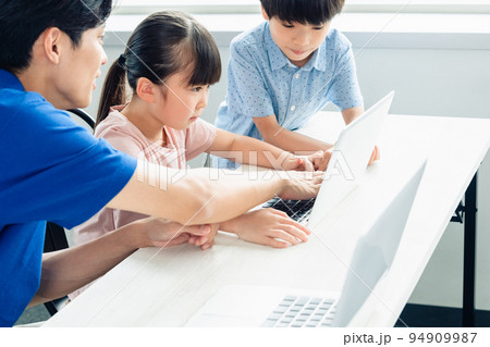 プログラミング学習をする小学生 プログラミング学習をする小学生 94909987