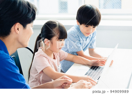 プログラミング学習をする小学生 94909989